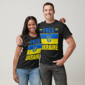 ウクライナ国旗と共に立つウクライナ支持 Tシャツ (ユニセックス)