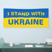 ウクライナ国旗と共に立つ 横断幕 (トレードショー)