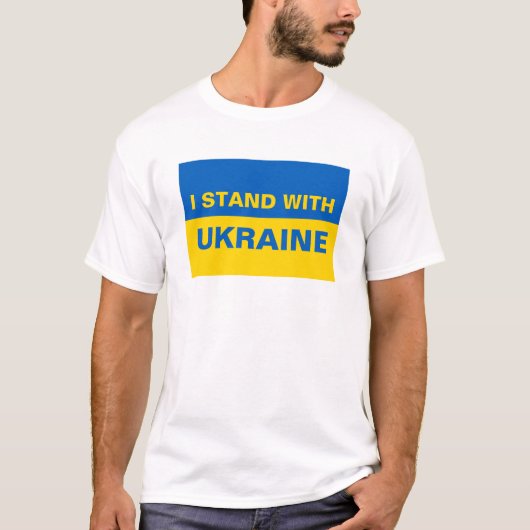 ウクライナ国旗と共に立つ Tシャツ (正面)