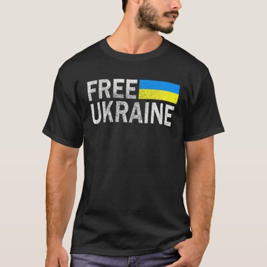 ウクライナ国旗のフリーUkrと共に立つサポートウクライナ Tシャツ (正面)