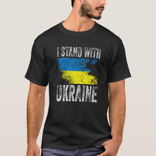 ウクライナ国旗のフリーUkrと共に立つサポートウクライナ Tシャツ (正面)