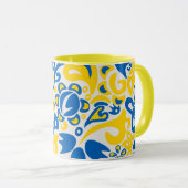 ウクライナ国旗の色を持つ民俗模様 マグカップ (正面右)