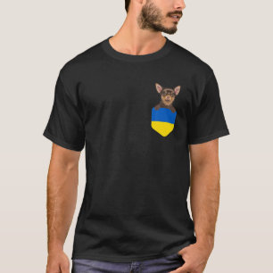 ウクライナ国旗の茶色のチワワ犬をポケットに入れる Tシャツ