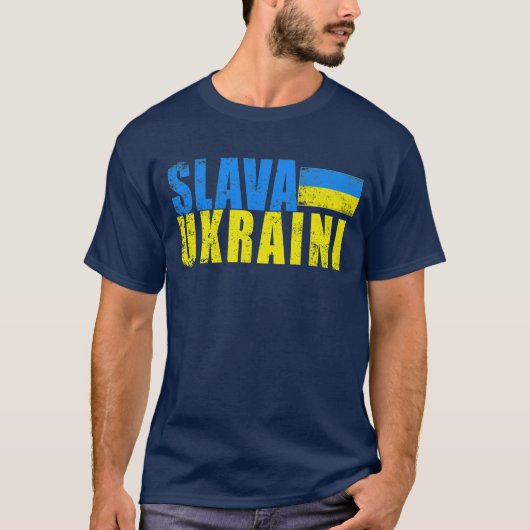 ウクライナ国旗を持つSLAVA UKRAINI 動揺して Tシャツ (正面)