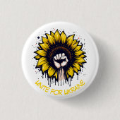 ウクライナ拳とヒマワリをサポート 缶バッジ (正面)