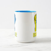 ウクライナ挑戦拳サイン2トーンのコーヒーマグ ツートーンマグカップ (中央)