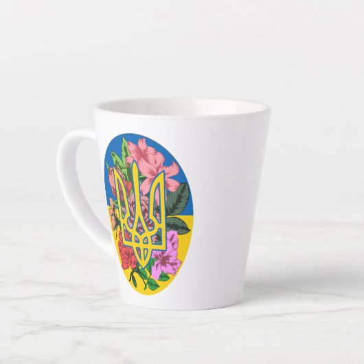 ウクライナ産のトライデントとフラワーのあるウクライナ国旗 カフェラテマグ (左アングル)