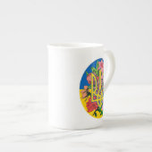 ウクライナ産のトライデントとフラワーのあるウクライナ国旗 ボーンチャイナマグカップ (正面右)