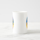 ウクライナ産のトライデントとフラワーのあるウクライナ国旗 ボーンチャイナマグカップ (正面)