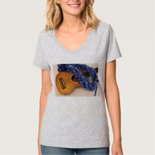 ウクレレおよび青いレイ Tシャツ