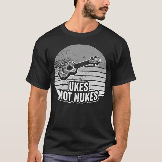 ウクレレは核兵器より良い レトロな雰囲気の主張 Tシャツ (正面)