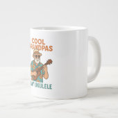 ウクレレを弾くおじいちゃんのマグカップ ジャンボコーヒーマグカップ (正面右)