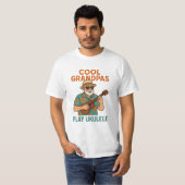ウクレレを弾くクールなおじいちゃんがかわいい Tシャツ (正面フル)