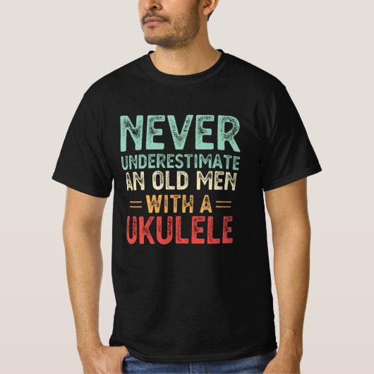 ウクレレを持つ老人を決して過小評価しない Tシャツ (正面)