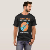 ウクレレ奏者およびハワイアンミュージシャンギター Tシャツ (正面フル)