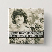 ウサギがニワトリの味がする – ヴィンテージ 缶バッジ (正面)