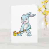 ウサギがフィールドホッケーをホッケースティックで カード (黄色い花)