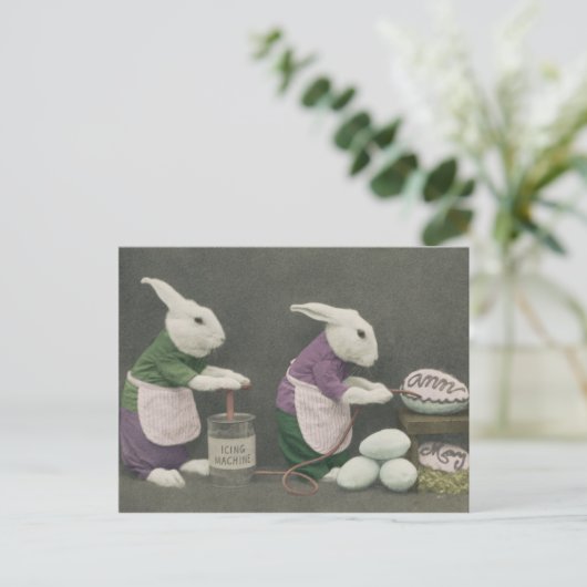 ウサギが卵を作るポストカード ポストカード (スタンド正面)