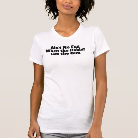 ウサギが銃を持ったら楽しくない Tシャツ (正面)