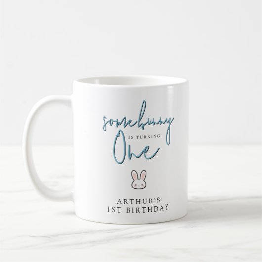 ウサギが1歳の誕生日を迎える お誕生日おめでとう コーヒーマグカップ (左)