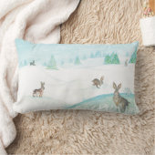 ウサギたちが雪の上で座ってジャンプ ランバークッション (ブランケット)