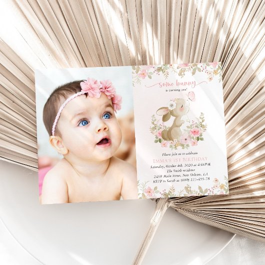 ウサギとチョウチョとピンクの花の1歳の誕生日 招待状