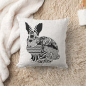 ウサギとホワイトダマスク クッション (ブランケット)