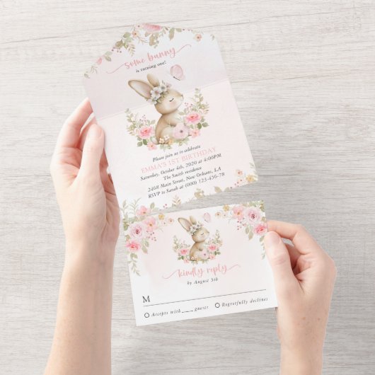 ウサギと蝶とピンクの花の1歳の誕生日 オールインワン招待状 (貼ってはがせる)