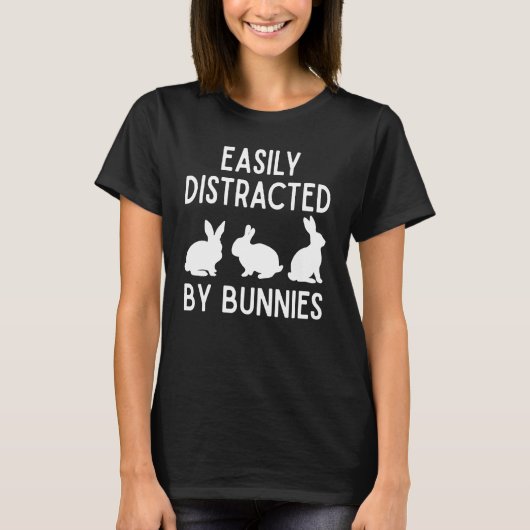 ウサギに気を取られがち 面白いウサギ好き Tシャツ (正面)