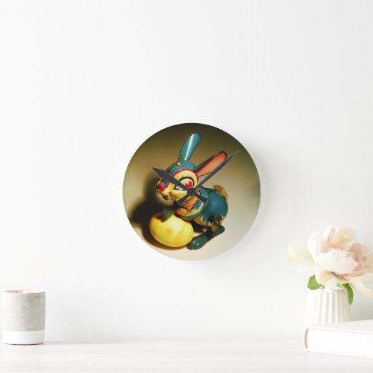 ウサギのウサギのおもちゃおよびイースター黄色い卵 ラウンド壁時計 (ホーム)