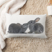 ウサギのキス ランバークッション (ブランケット)