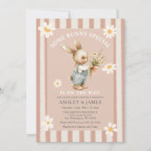 ウサギのデイジーフラワーいくつかのバニーが途中にある 招待状 (正面)