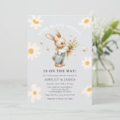 ウサギのデイジーフローラいくつかのバニーが途中にある 招待状 (スタンド正面)