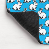 ウサギのパターン – 空の青と白黒 マウスパッド (コーナー)