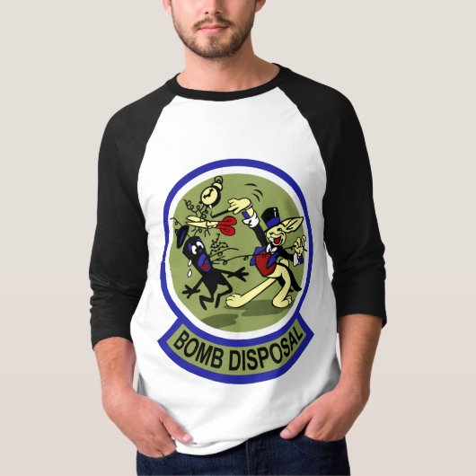 ウサギの不発弾処理 Tシャツ (正面)