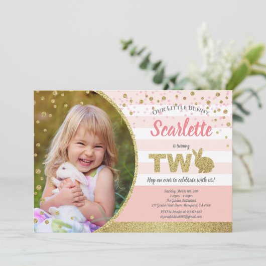 ウサギの女の子の2歳の誕生日写真招待ピンクゴールド 招待状 (スタンド正面)