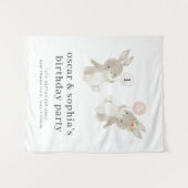 ウサギの男の子と女の子の共同誕生日招待状 タペストリー (正面(横))