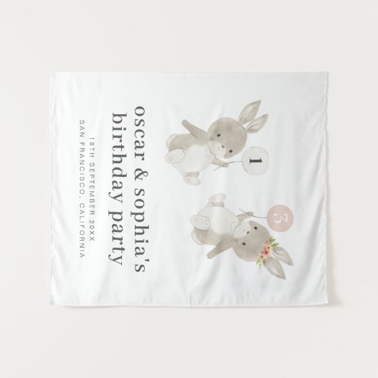 ウサギの男の子と女の子の共同誕生日招待状 タペストリー (正面(横))