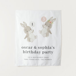 ウサギの男の子と女の子の共同誕生日招待状 タペストリー