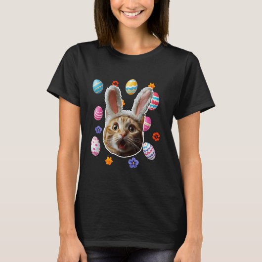 ウサギの耳をつけたおもしろいびっくり猫の顔 ハッピーイースター Tシャツ (正面)