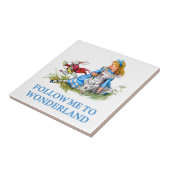 ウサギはアリスを告げます、"後を追って下さい不思議の国に私を" タイル (側面)