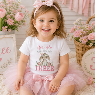 ウサギは3歳の上のイースターお誕生日おめでとう トドラーTシャツ