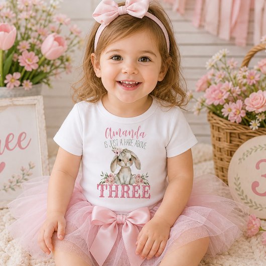ウサギは3歳の上のイースターお誕生日おめでとう トドラーTシャツ