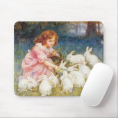 ウサギを食べ物を与えること マウスパッド (マウス)