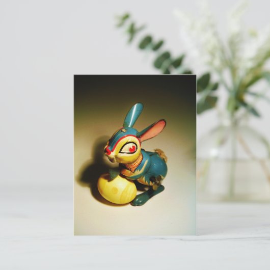ウサギウサギ玩具イースターイエロー卵 シーズンポストカード (スタンド正面)