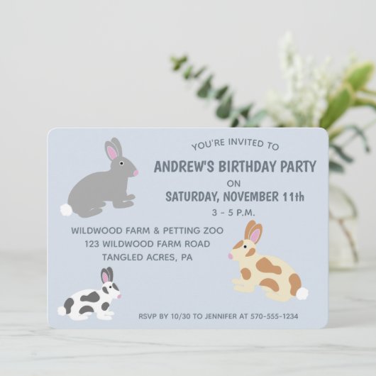 ウサギ子供の誕生日パーティーまたはイースターライトブルー 招待状 (スタンド正面)