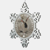 ウサギ記念写真 |私たちのハート スノーフレークピューターオーナメント (右)