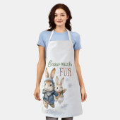 ウサギ遊の雪量おもしろい エプロン (着用した状態)