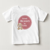 ウサギ1歳の誕生日おめでとう!女の子向けデザイン ベビーTシャツ (正面)