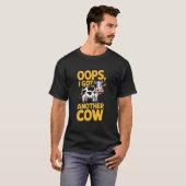 ウシまた1頭増えちゃった 面白い農業のミーム Tシャツ (正面フル)